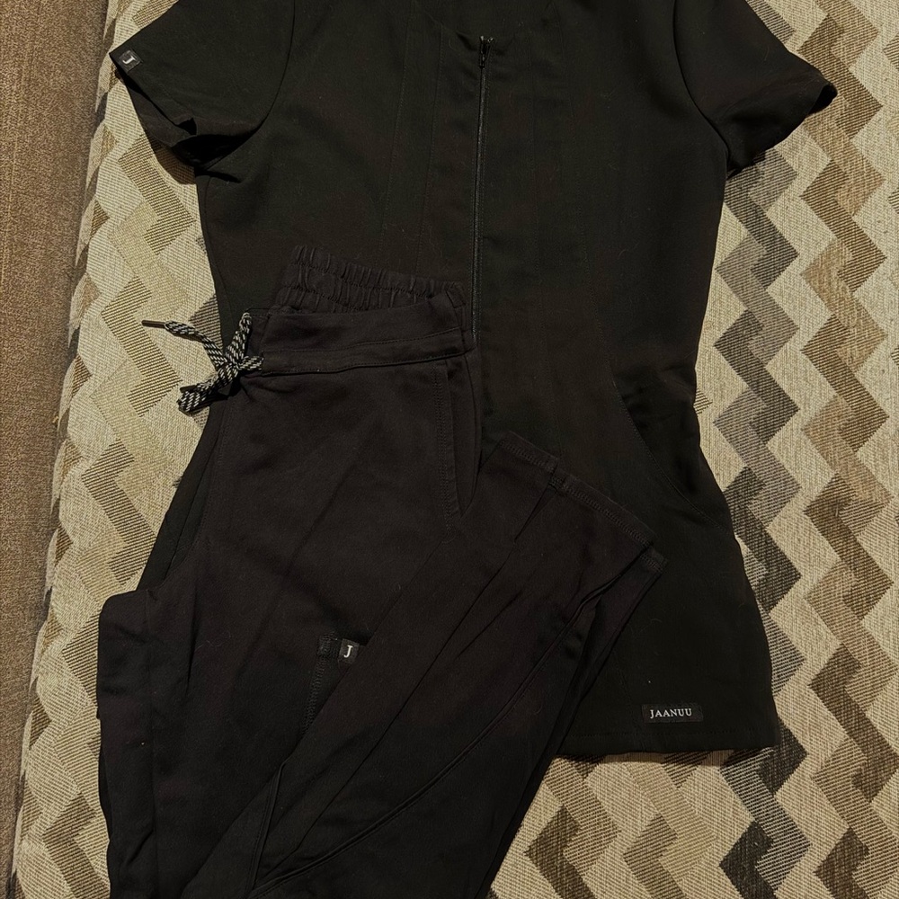 XS Jaanuu Black scrub set